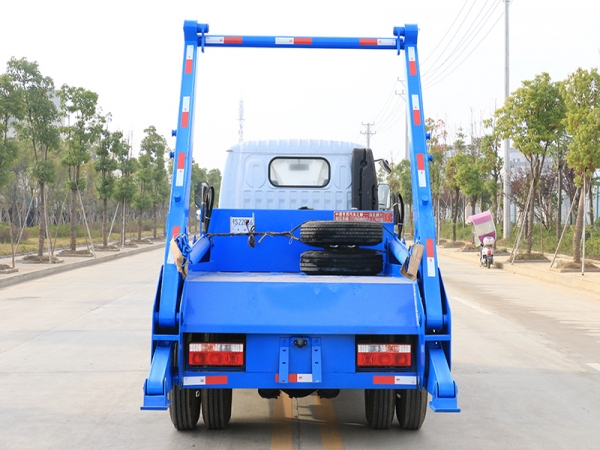 東風(fēng)小多利卡擺臂垃圾車(chē)